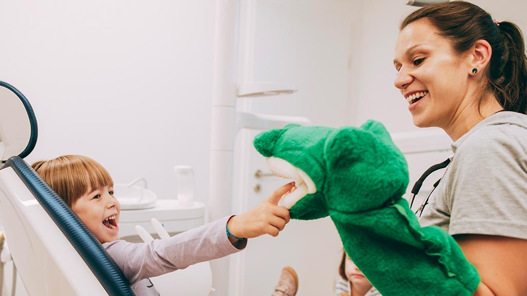 Kinderzahnärztin aus Bonn-Oberkassel zeigt Kind, wie man sich richtig die Zähne putzt.